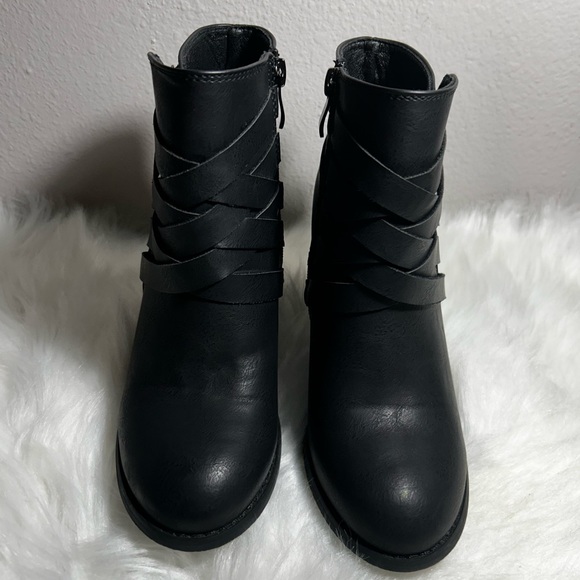 JOURNEE COLLECTION STRAP WIDE WIDTH BLACK ANKLE BOOTS SIZE 7WD - Picture 4 of 12